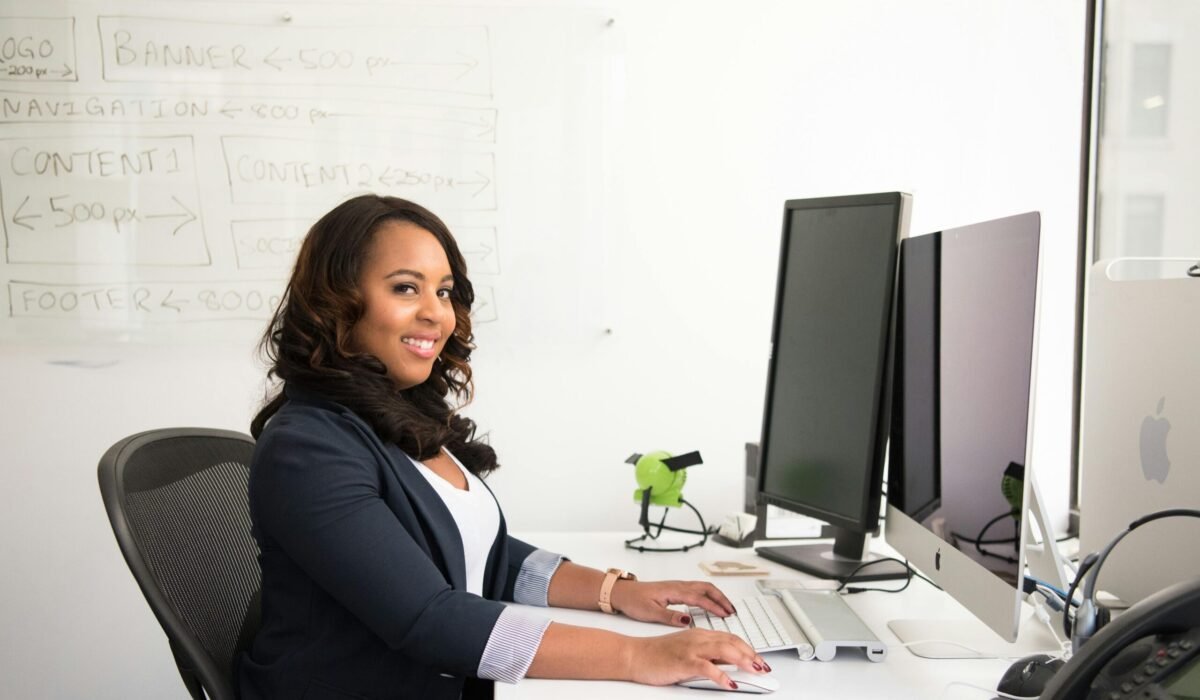 Traduction pour entreprises à Abidjan : traductrice IvoireTrad sur un dossier d’entreprise